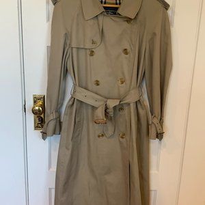 Men's Burberry Trench Coat 44 Short or Womens M/L at a Great Price